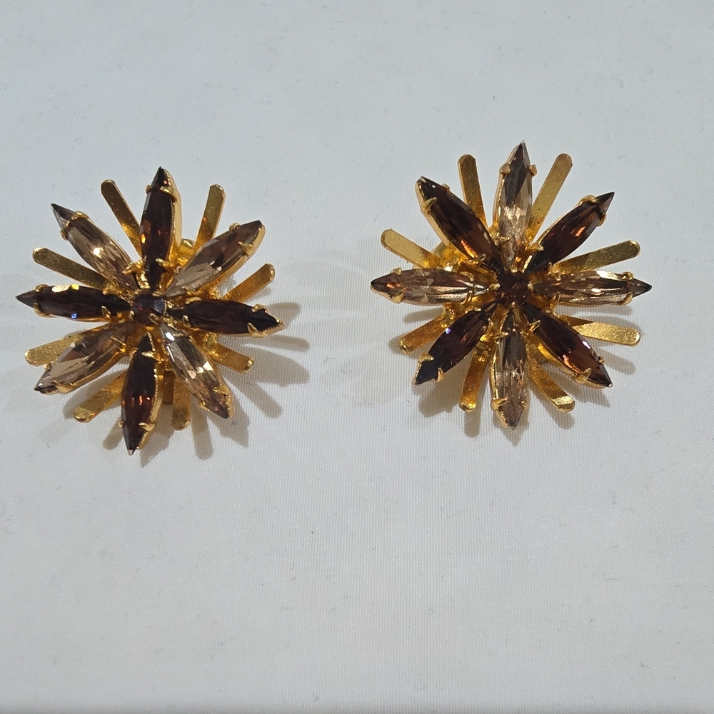 Vintage Flower Clip On Earrings Retro Charm With Gold And Brown Tones